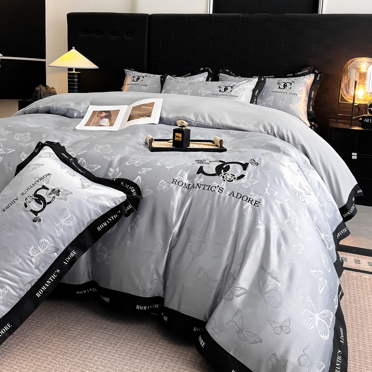 91家纺网 家纺一手货源 找家纺 宇航家纺 2026新款专版厚织亮丝提花水洗真丝四件套梦蝶系列 梦蝶银灰