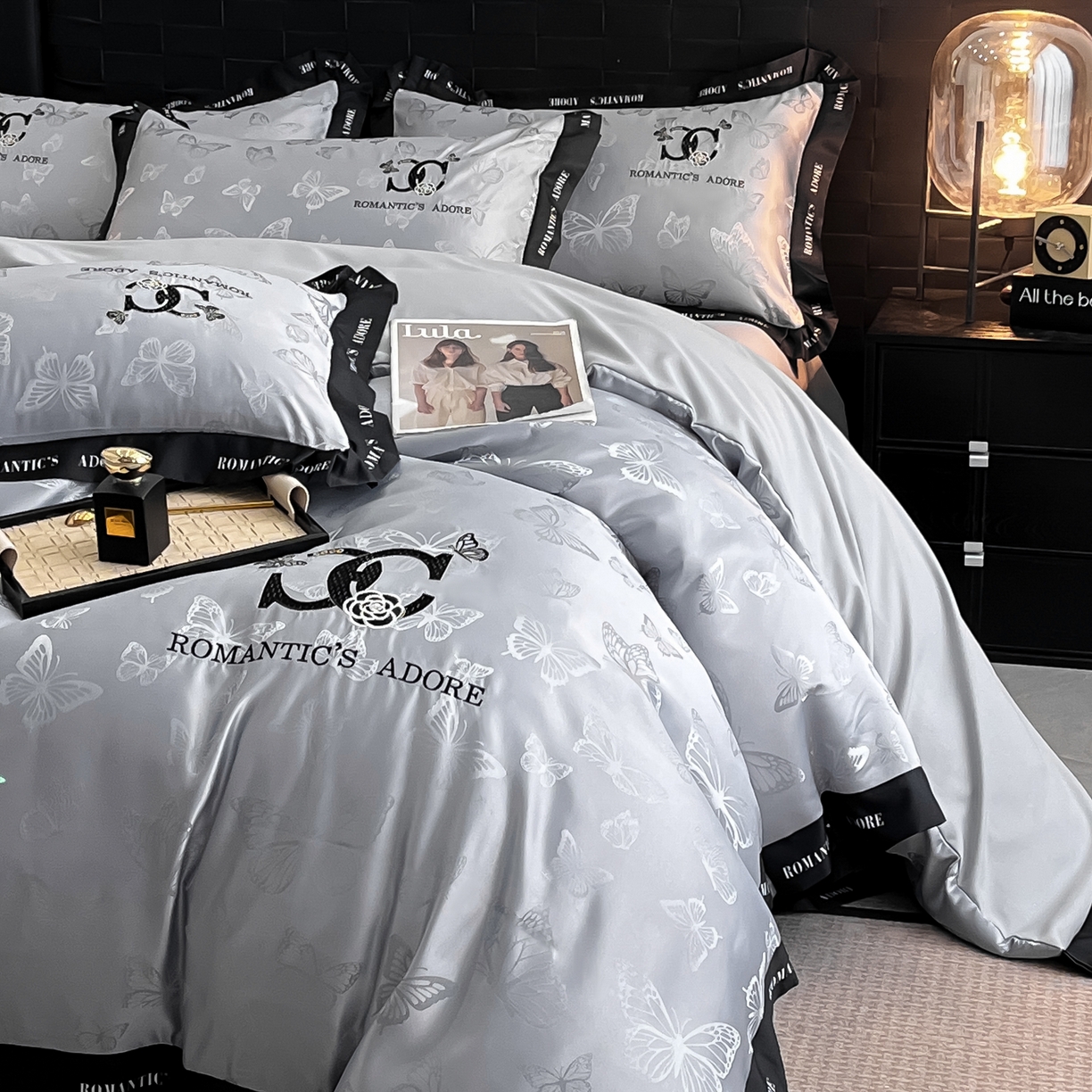 91家纺网 家纺一手货源 找家纺 宇航家纺 2026新款专版厚织亮丝提花水洗真丝四件套梦蝶系列 梦蝶银灰