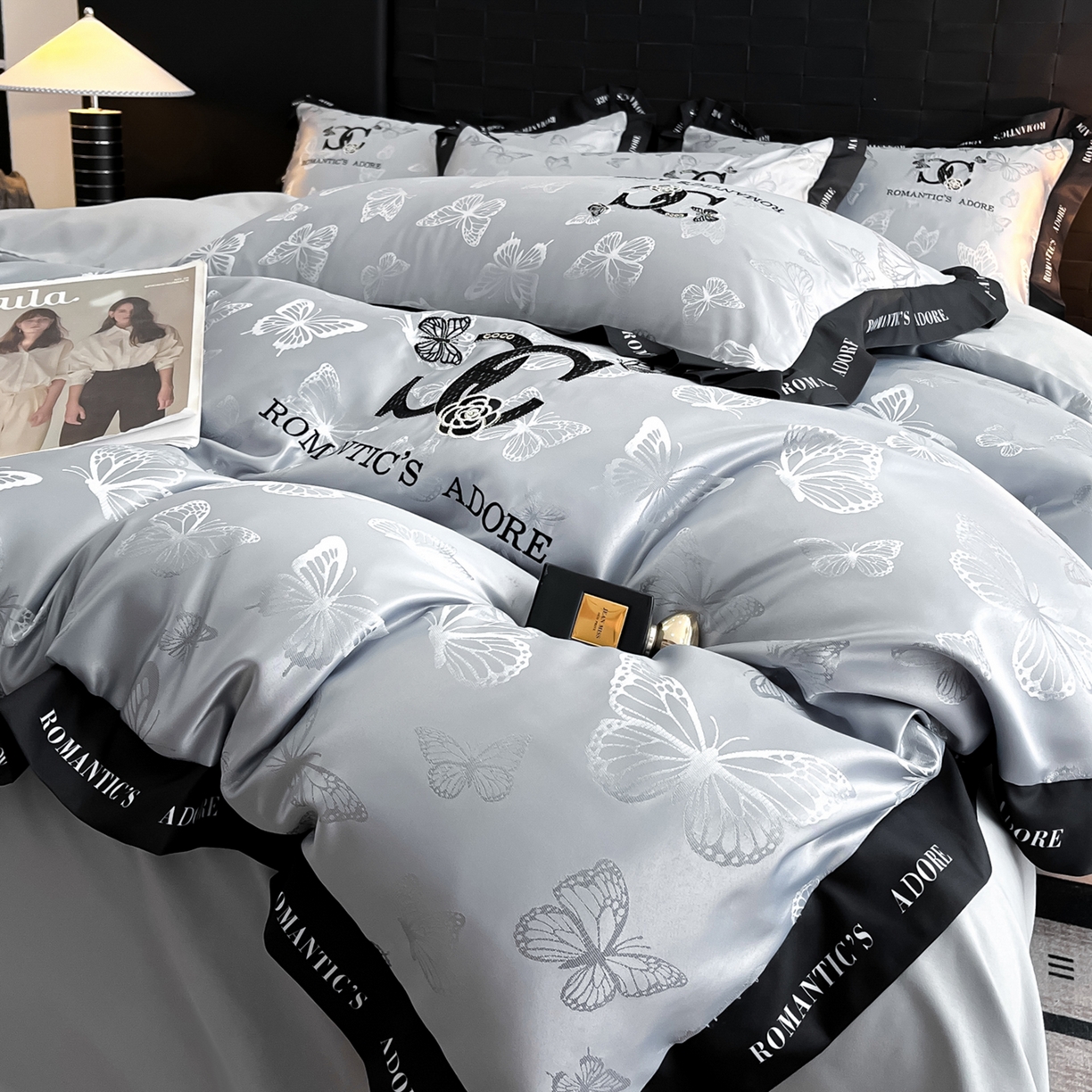 91家纺网 家纺一手货源 找家纺 宇航家纺 2026新款专版厚织亮丝提花水洗真丝四件套梦蝶系列 梦蝶银灰