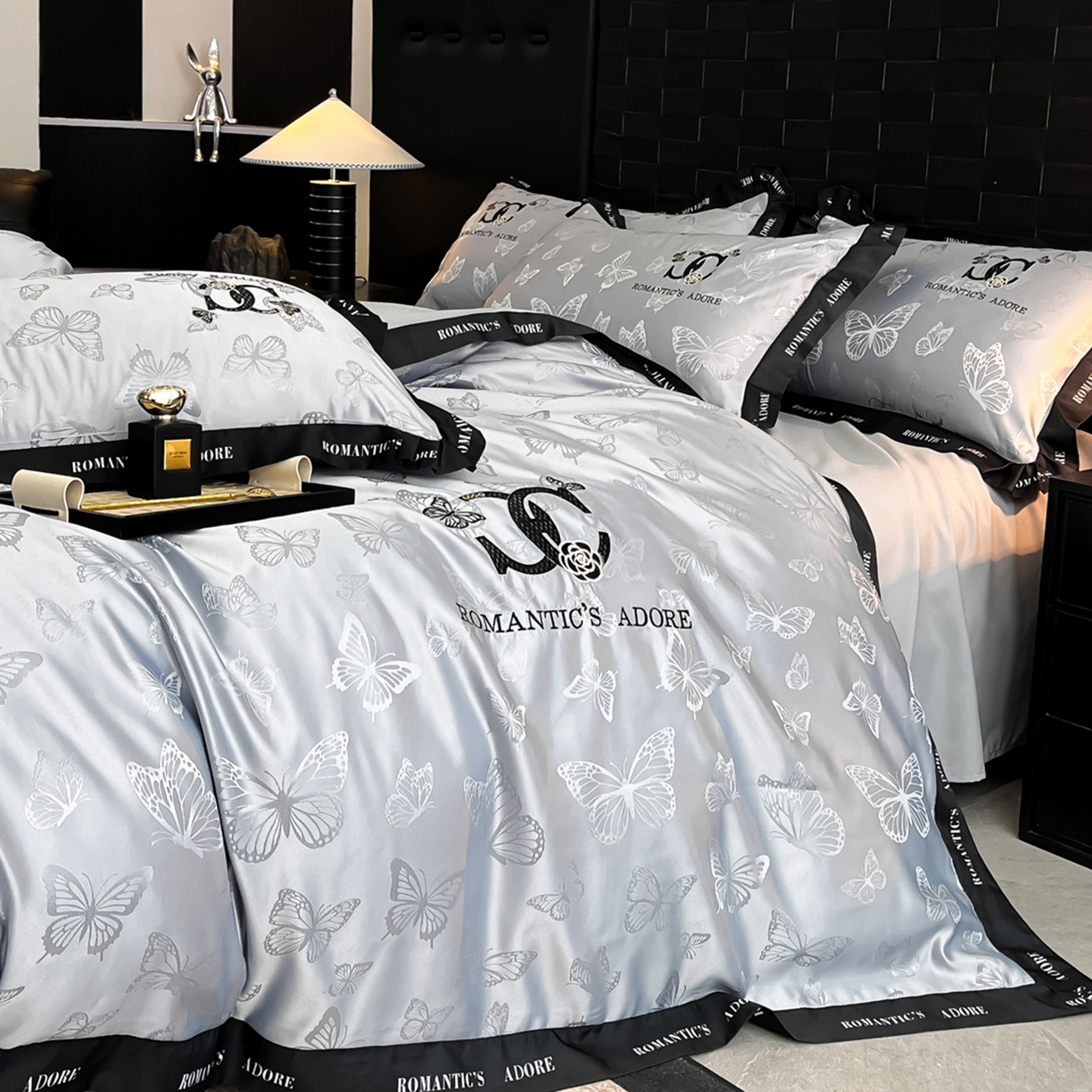 91家纺网 家纺一手货源 找家纺 宇航家纺 2026新款专版厚织亮丝提花水洗真丝四件套梦蝶系列 梦蝶银灰