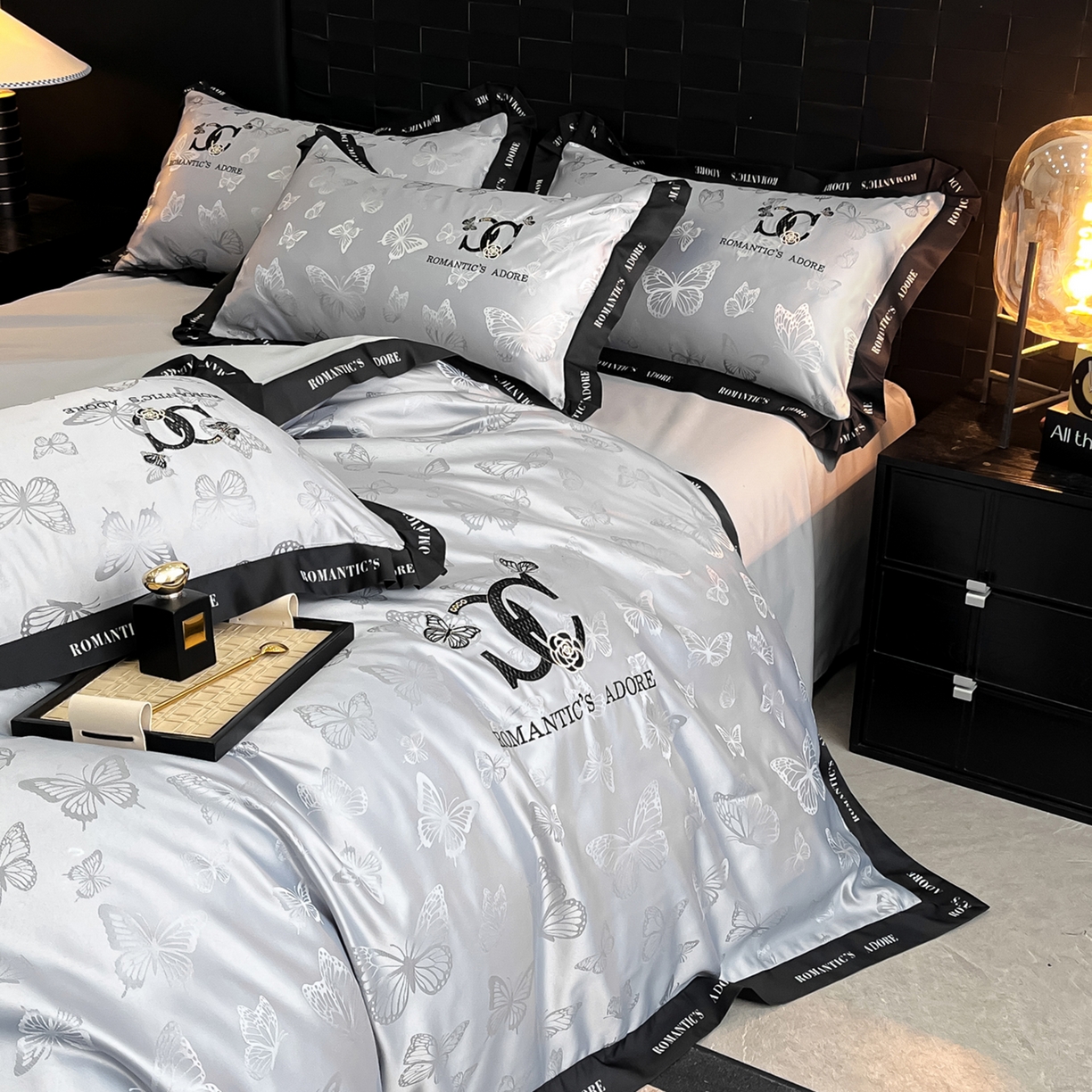 91家纺网 家纺一手货源 找家纺 宇航家纺 2026新款专版厚织亮丝提花水洗真丝四件套梦蝶系列 梦蝶银灰