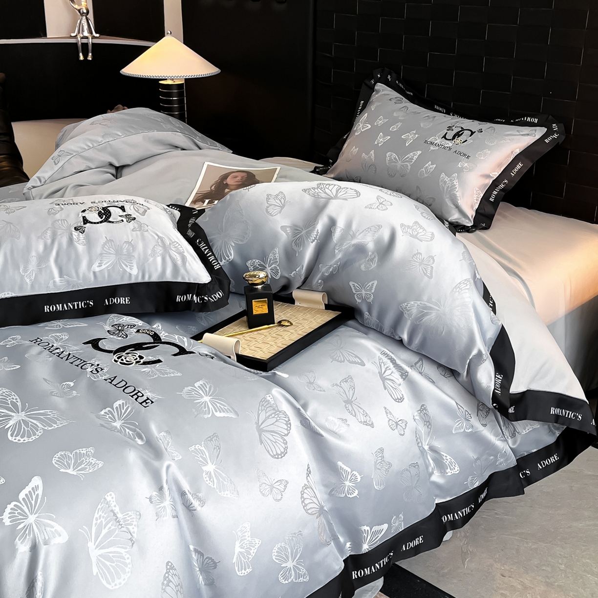 91家纺网 家纺一手货源 找家纺 宇航家纺 2026新款专版厚织亮丝提花水洗真丝四件套梦蝶系列 梦蝶银灰