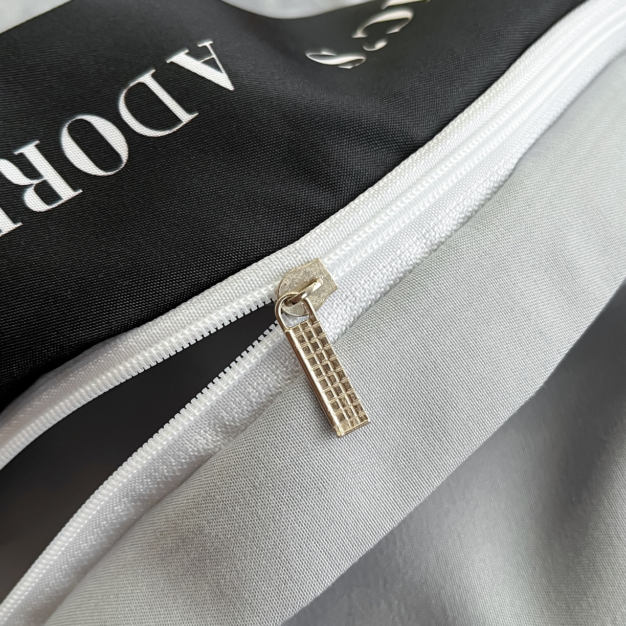 91家纺网 家纺一手货源 找家纺 宇航家纺 2026新款专版厚织亮丝提花水洗真丝四件套梦蝶系列 梦蝶银灰