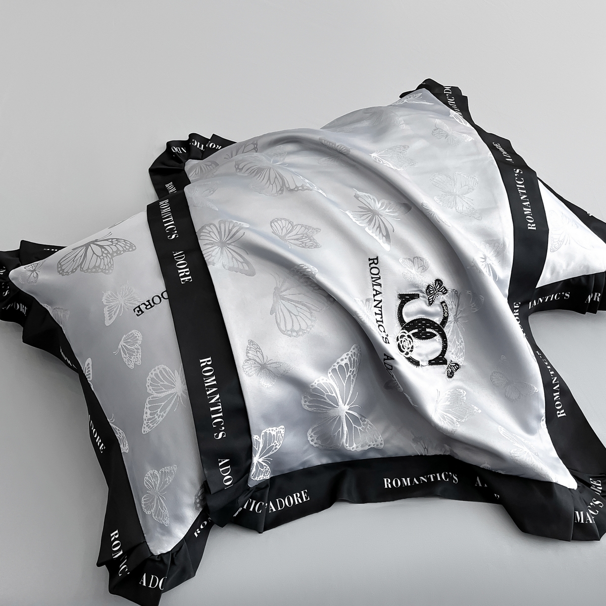 91家纺网 家纺一手货源 找家纺 宇航家纺 2026新款专版厚织亮丝提花水洗真丝四件套梦蝶系列 梦蝶银灰