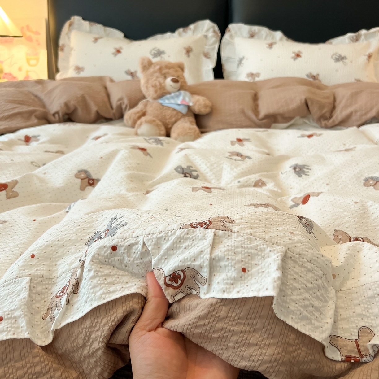 91家纺网 家纺一手货源 找家纺 子钦家纺 2026春夏新款提花泡芙棉花边拼角工艺床单床笠四件套-卡哇伊 卡哇伊-快乐木马