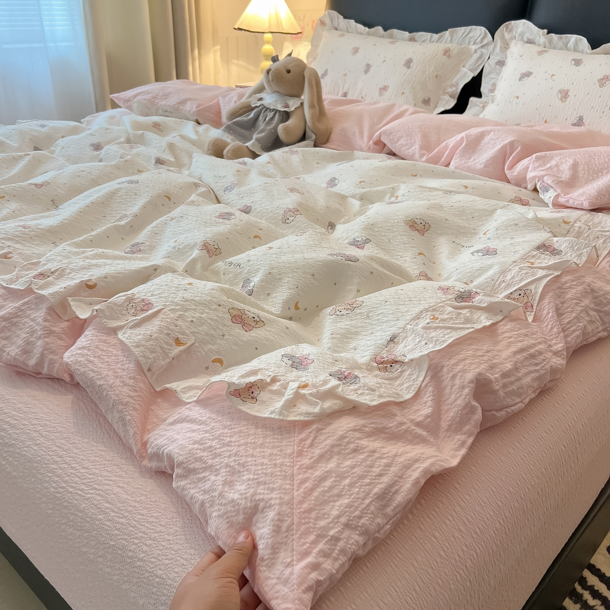 91家纺网 家纺一手货源 找家纺 （总）子钦家纺 2026春夏新款提花泡芙棉花边拼角工艺床单床笠四件套-卡哇伊