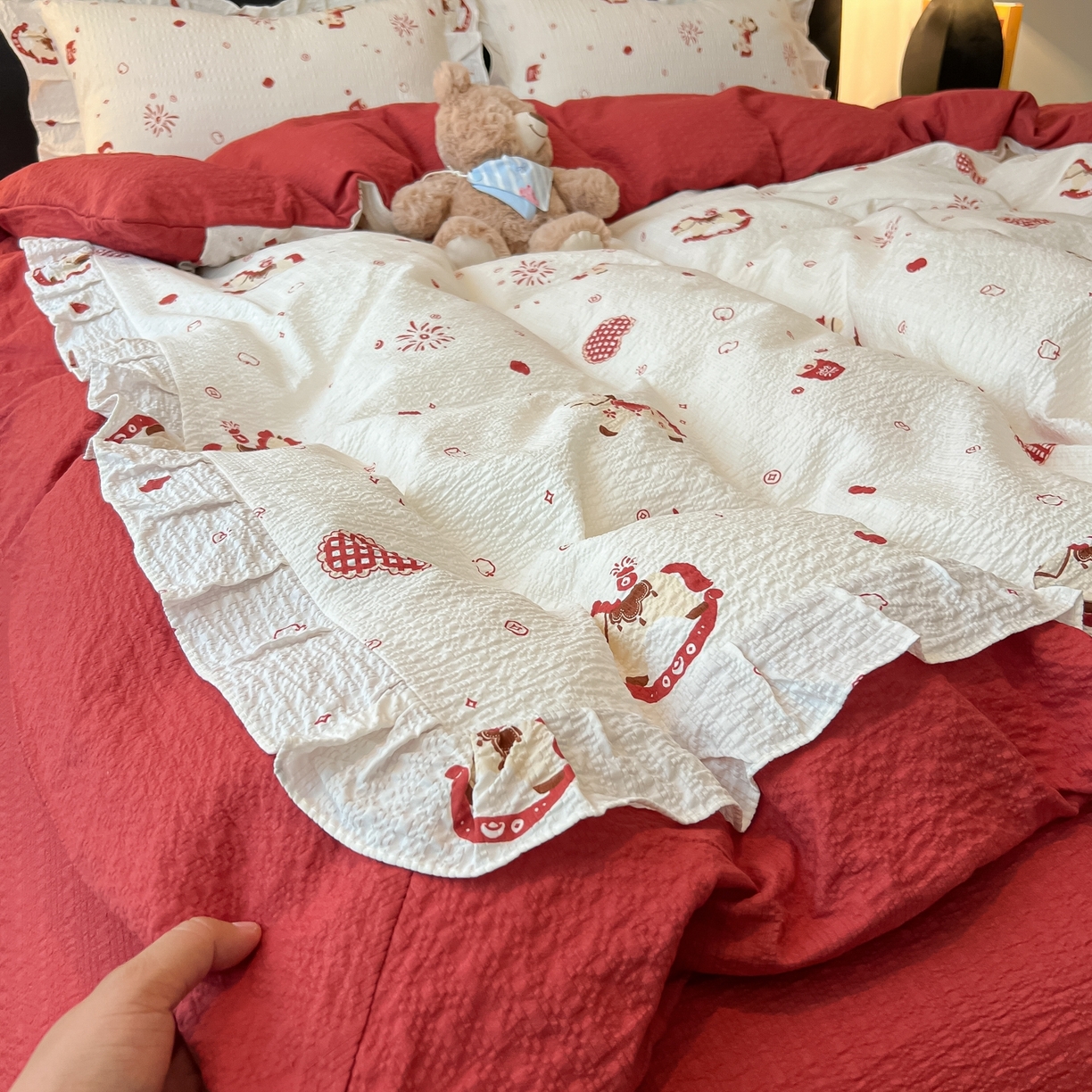 91家纺网 家纺一手货源 找家纺 子钦家纺 2026春夏新款提花泡芙棉花边拼角工艺床单床笠四件套-卡哇伊 卡哇伊-马年大吉