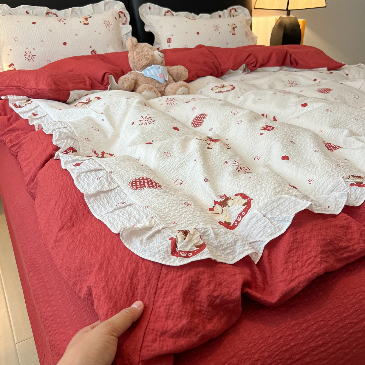 91家纺网 家纺一手货源 找家纺 子钦家纺 2026春夏新款提花泡芙棉花边拼角工艺床单床笠四件套-卡哇伊 卡哇伊-马年大吉