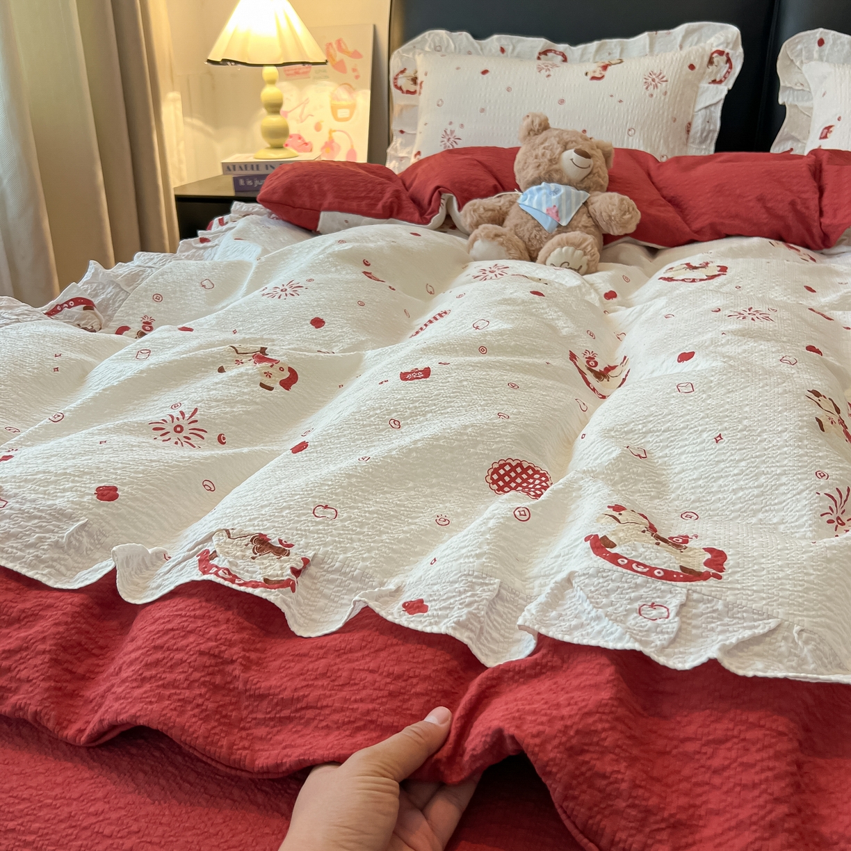 91家纺网 家纺一手货源 找家纺 子钦家纺 2026春夏新款提花泡芙棉花边拼角工艺床单床笠四件套-卡哇伊 卡哇伊-马年大吉