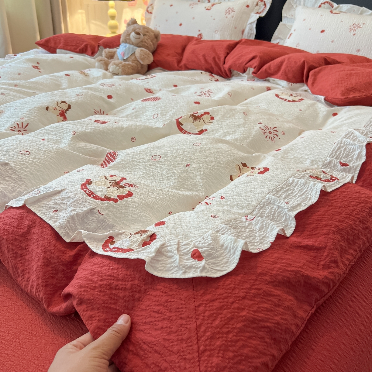 91家纺网 家纺一手货源 找家纺 子钦家纺 2026春夏新款提花泡芙棉花边拼角工艺床单床笠四件套-卡哇伊 卡哇伊-马年大吉