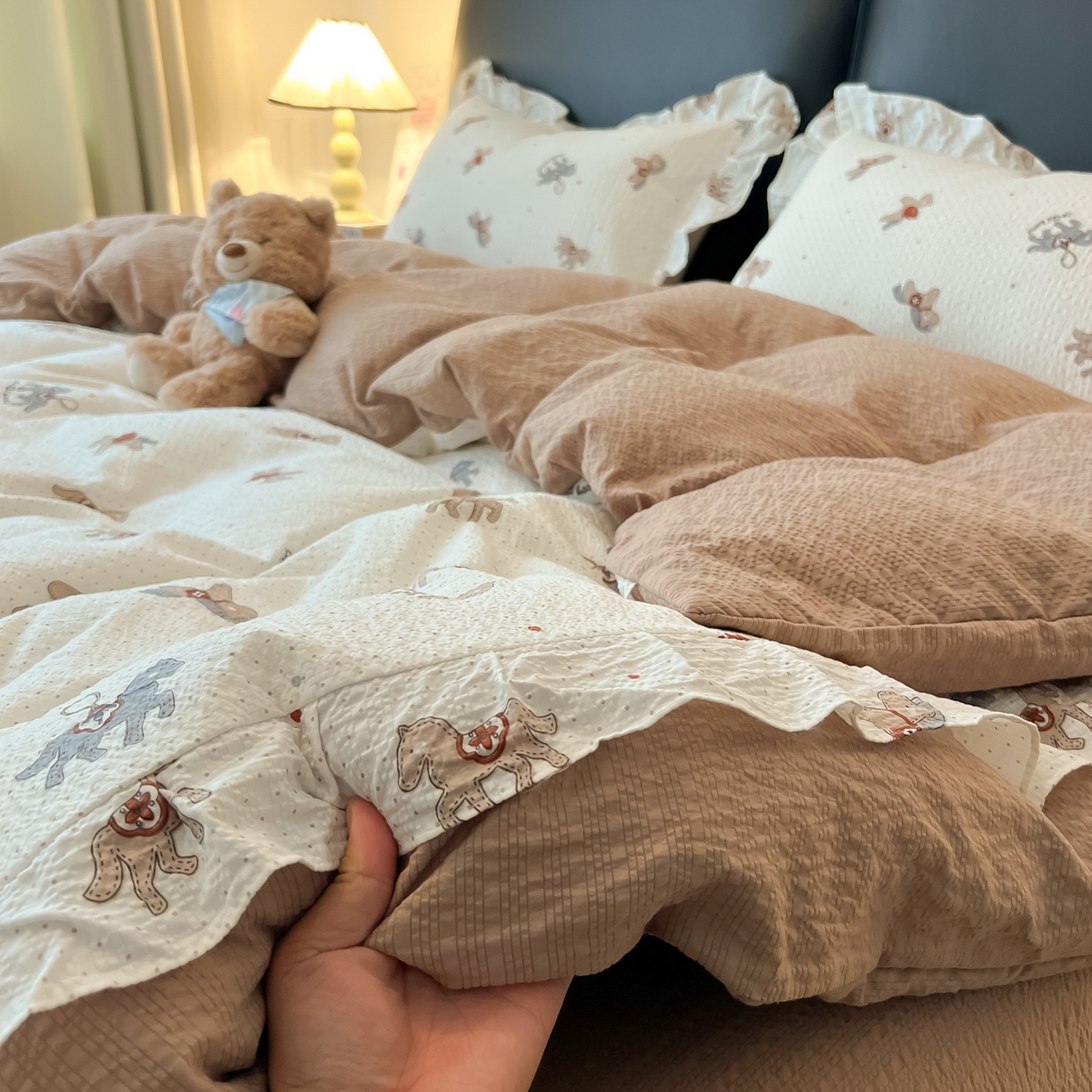 91家纺网 家纺一手货源 找家纺 子钦家纺 2026春夏新款提花泡芙棉花边拼角工艺床单床笠四件套-卡哇伊 卡哇伊-快乐木马