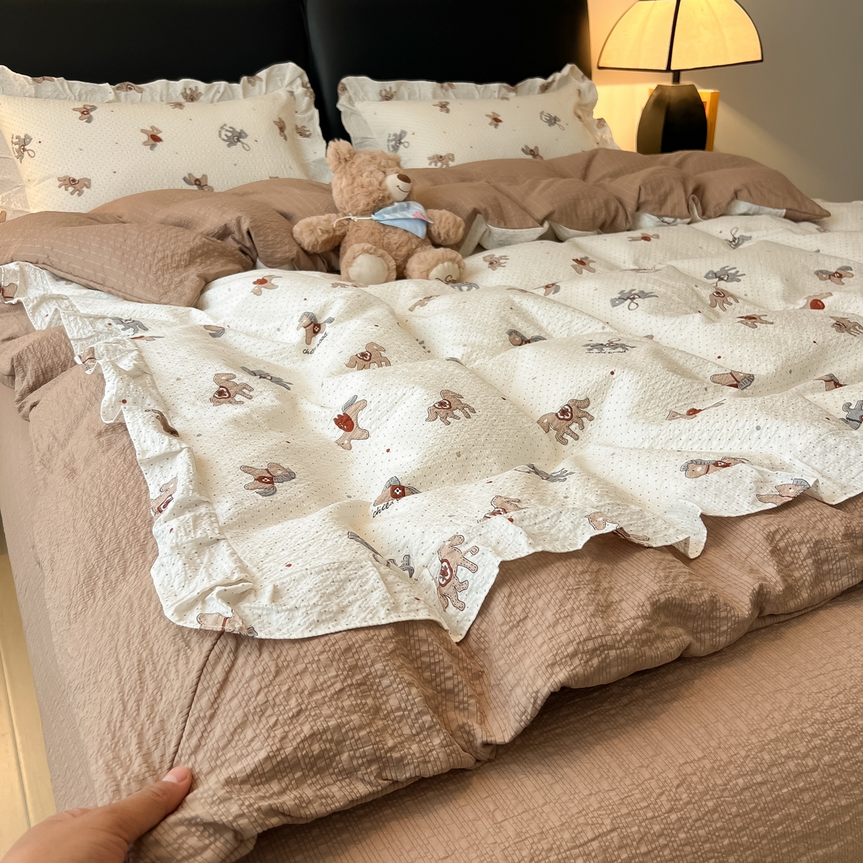 91家纺网 家纺一手货源 找家纺 子钦家纺 2026春夏新款提花泡芙棉花边拼角工艺床单床笠四件套-卡哇伊 卡哇伊-快乐木马