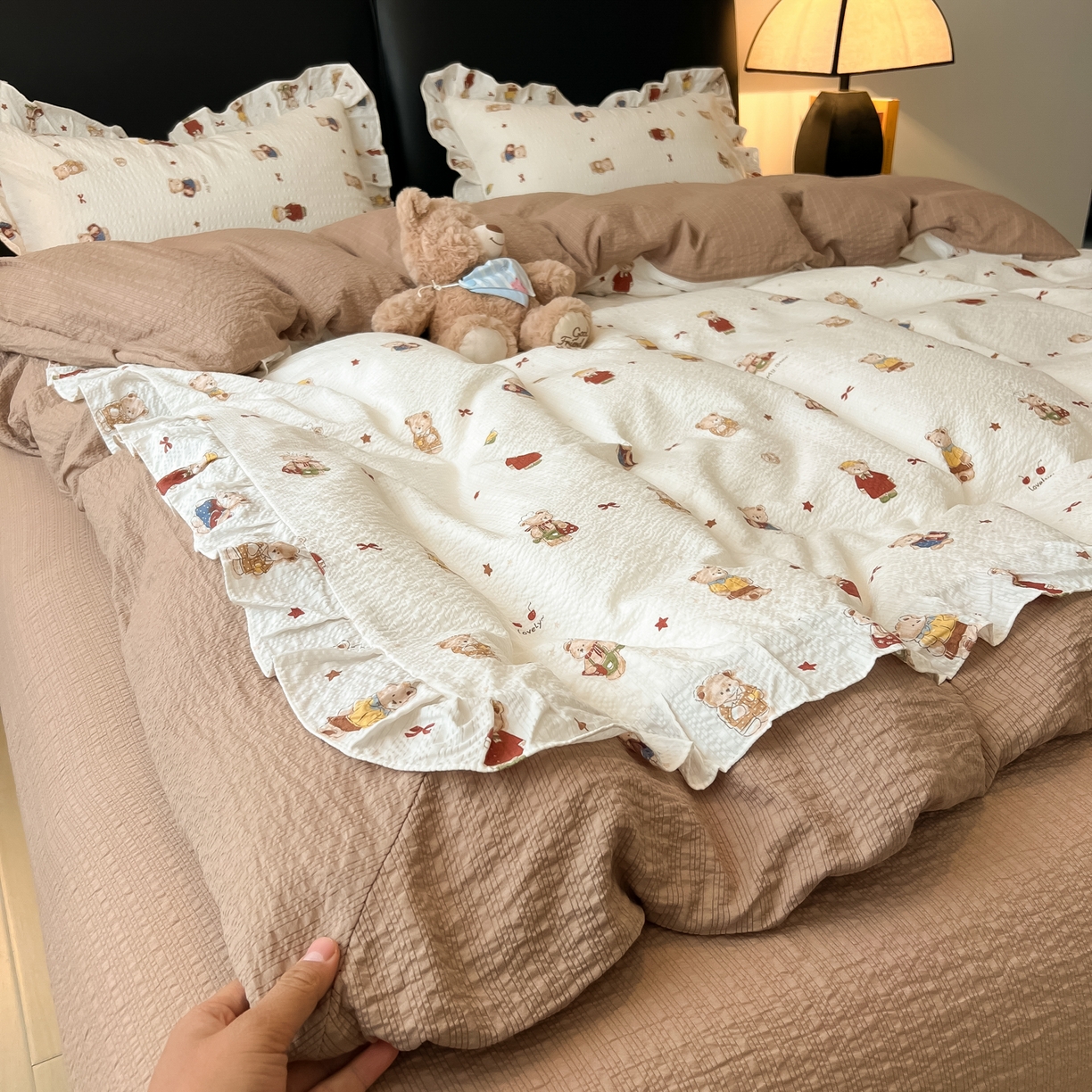 91家纺网 家纺一手货源 找家纺 子钦家纺 2026春夏新款提花泡芙棉花边拼角工艺床单床笠四件套-卡哇伊 卡哇伊-熊先生与熊小姐