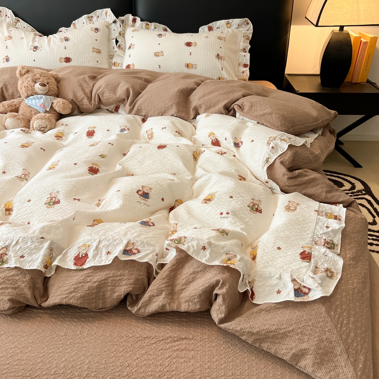 91家纺网 家纺一手货源 找家纺 子钦家纺 2026春夏新款提花泡芙棉花边拼角工艺床单床笠四件套-卡哇伊 卡哇伊-熊先生与熊小姐