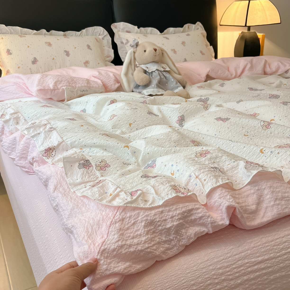 91家纺网 家纺一手货源 找家纺 子钦家纺 2026春夏新款提花泡芙棉花边拼角工艺床单床笠四件套-卡哇伊 卡哇伊-蝴蝶结狗