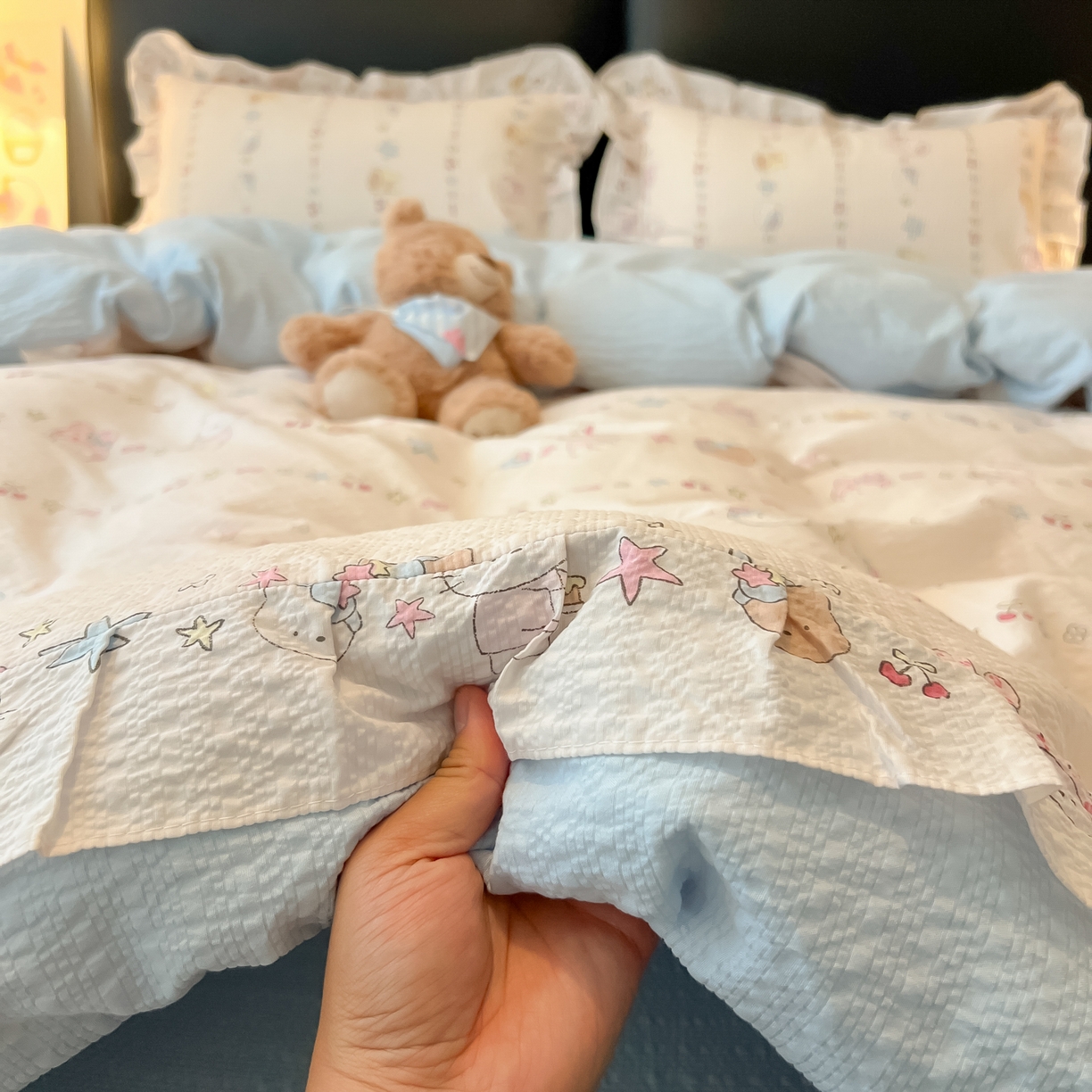 91家纺网 家纺一手货源 找家纺 子钦家纺 2026春夏新款提花泡芙棉花边拼角工艺床单床笠四件套-卡哇伊 卡哇伊-快乐家族