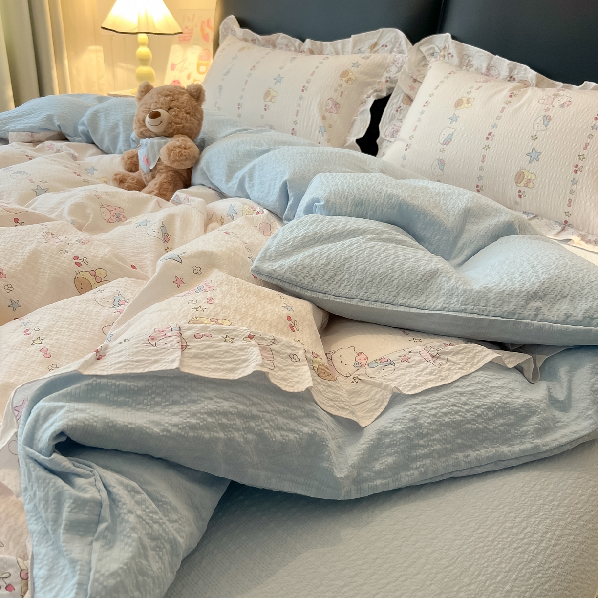 91家纺网 家纺一手货源 找家纺 子钦家纺 2026春夏新款提花泡芙棉花边拼角工艺床单床笠四件套-卡哇伊 卡哇伊-快乐家族