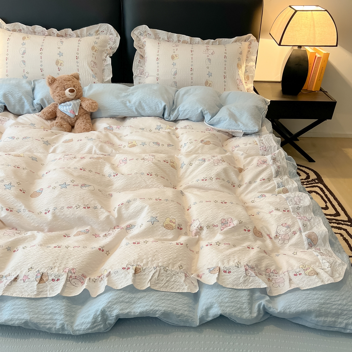 91家纺网 家纺一手货源 找家纺 子钦家纺 2026春夏新款提花泡芙棉花边拼角工艺床单床笠四件套-卡哇伊 卡哇伊-快乐家族