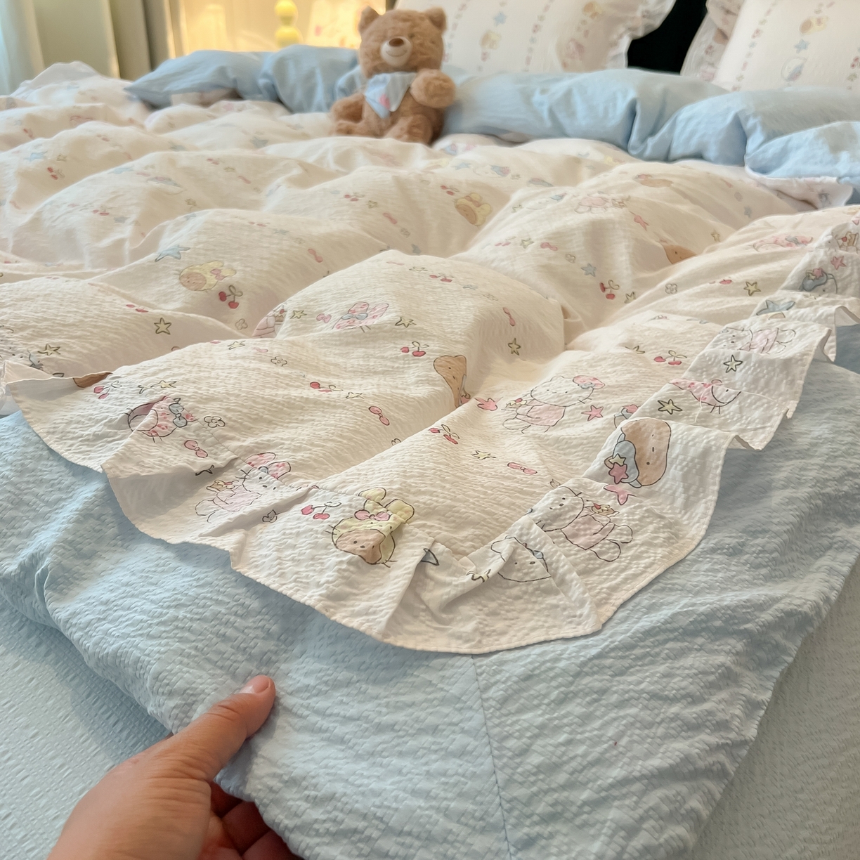 91家纺网 家纺一手货源 找家纺 子钦家纺 2026春夏新款提花泡芙棉花边拼角工艺床单床笠四件套-卡哇伊 卡哇伊-快乐家族