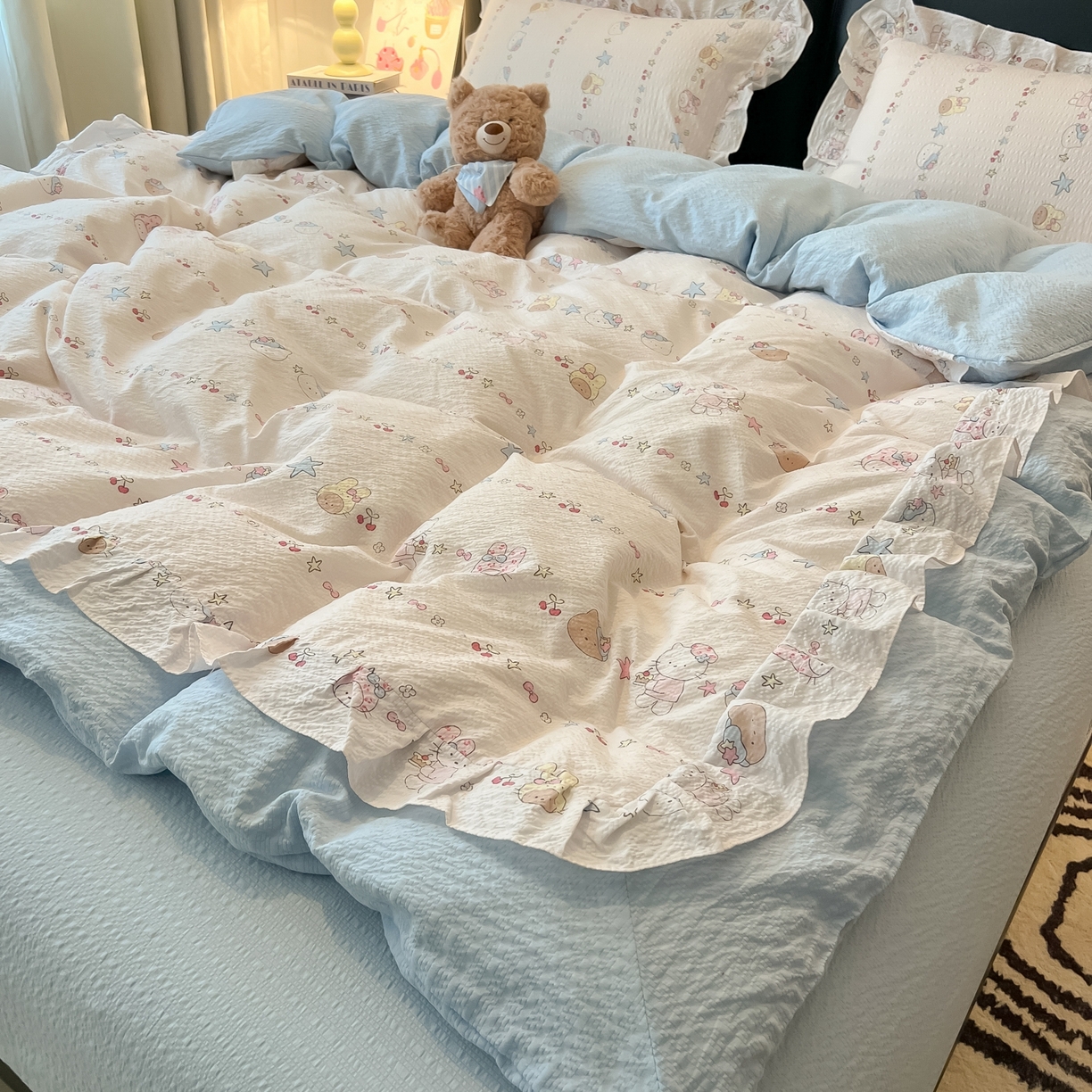 91家纺网 家纺一手货源 找家纺 子钦家纺 2026春夏新款提花泡芙棉花边拼角工艺床单床笠四件套-卡哇伊 卡哇伊-快乐家族