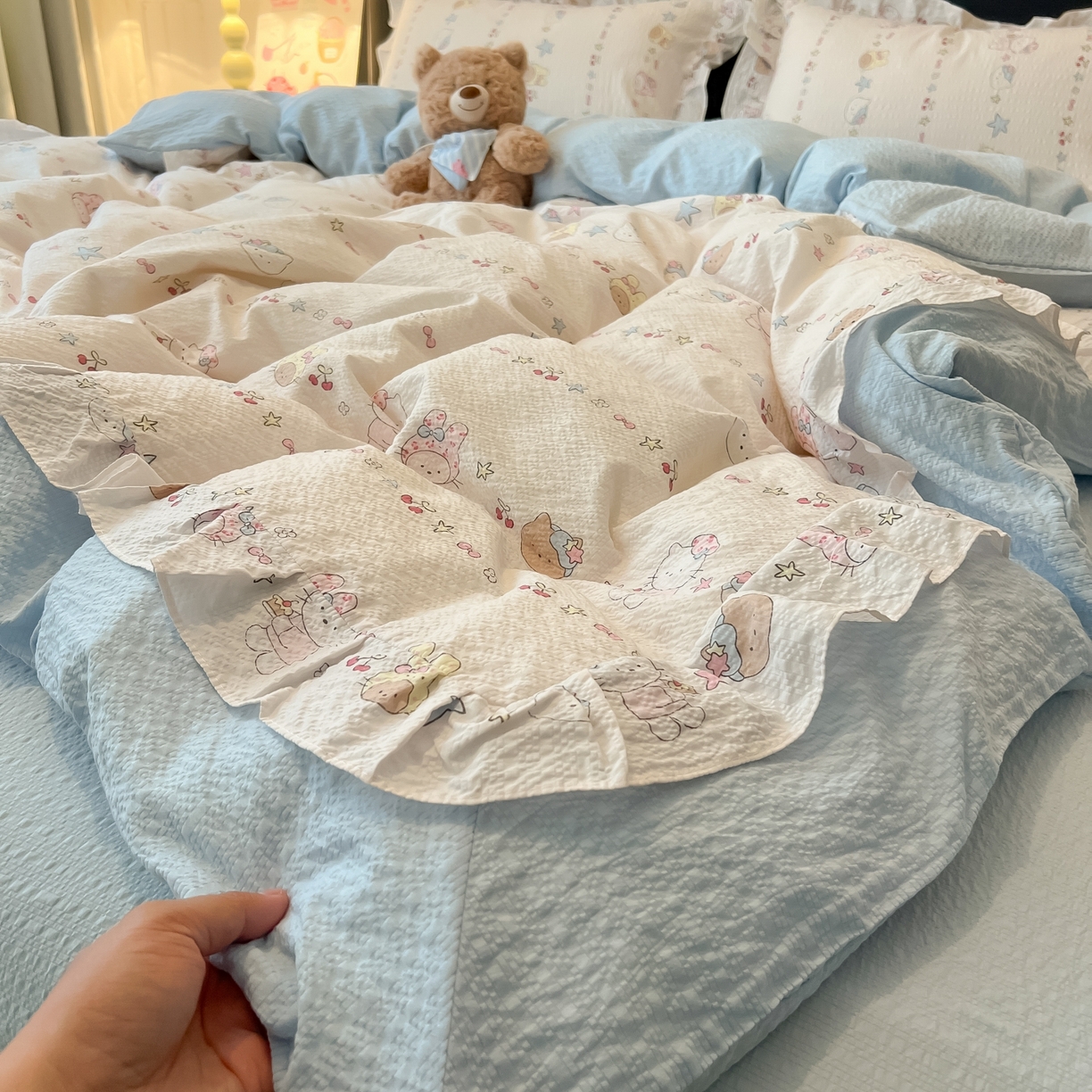 91家纺网 家纺一手货源 找家纺 子钦家纺 2026春夏新款提花泡芙棉花边拼角工艺床单床笠四件套-卡哇伊 卡哇伊-快乐家族