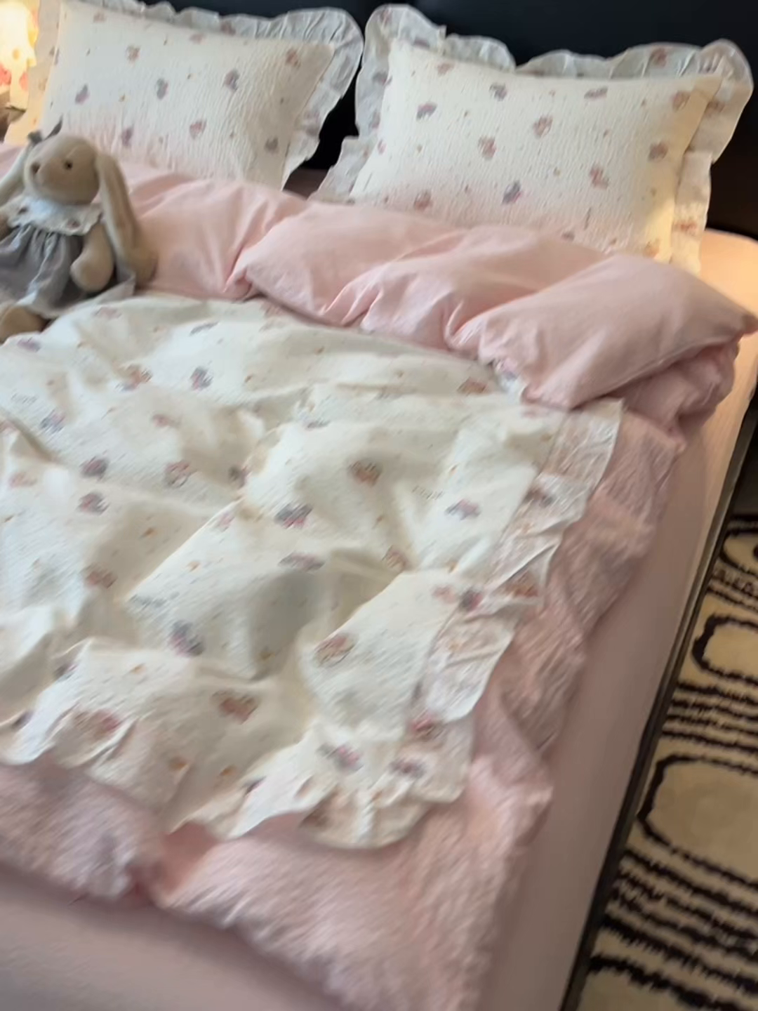 91家纺网 家纺一手货源 找家纺 （总）子钦家纺 2026春夏新款提花泡芙棉花边拼角工艺床单床笠四件套-卡哇伊