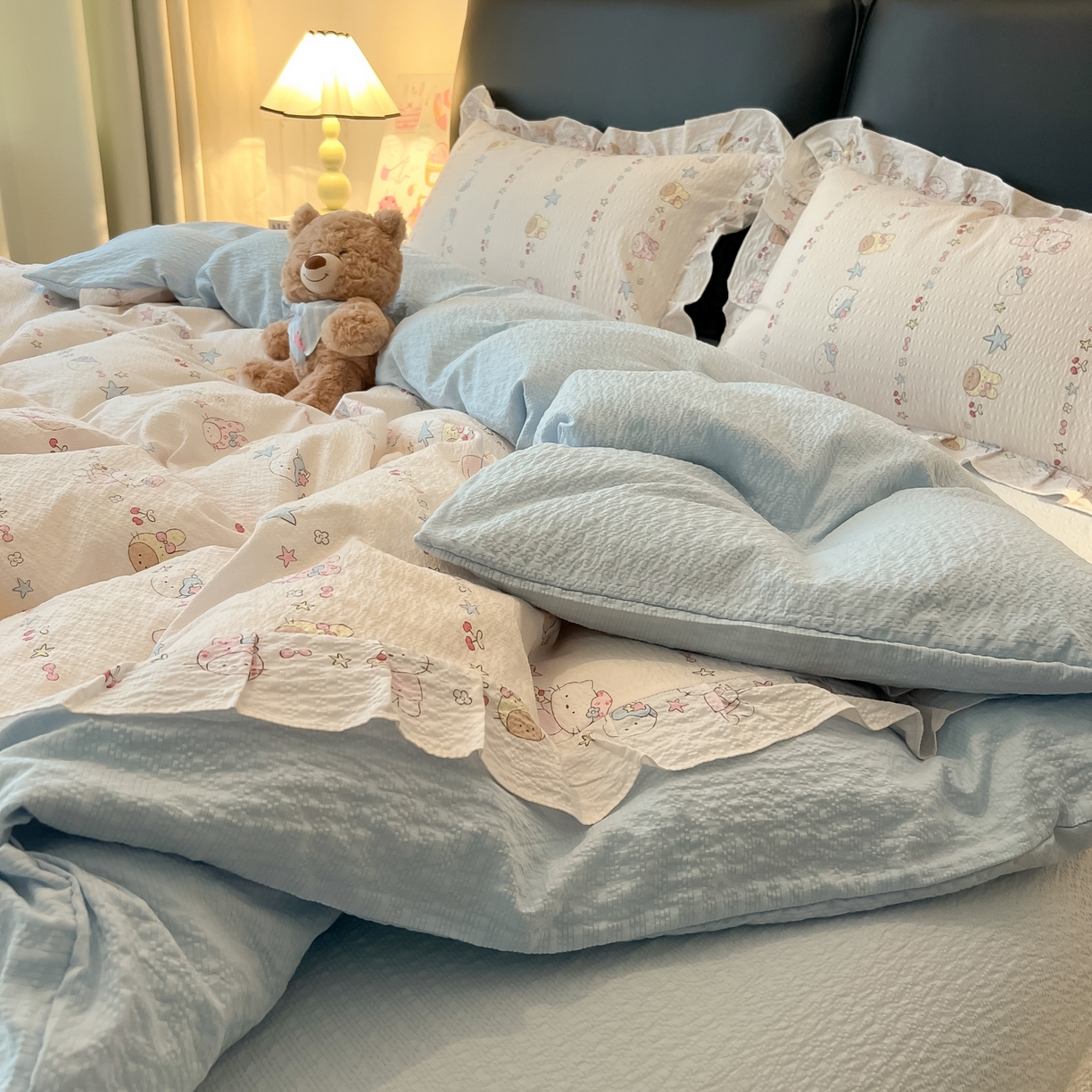 91家纺网 家纺一手货源 找家纺 子钦家纺 2026春夏新款提花泡芙棉花边拼角工艺床单床笠四件套-卡哇伊 卡哇伊-快乐家族