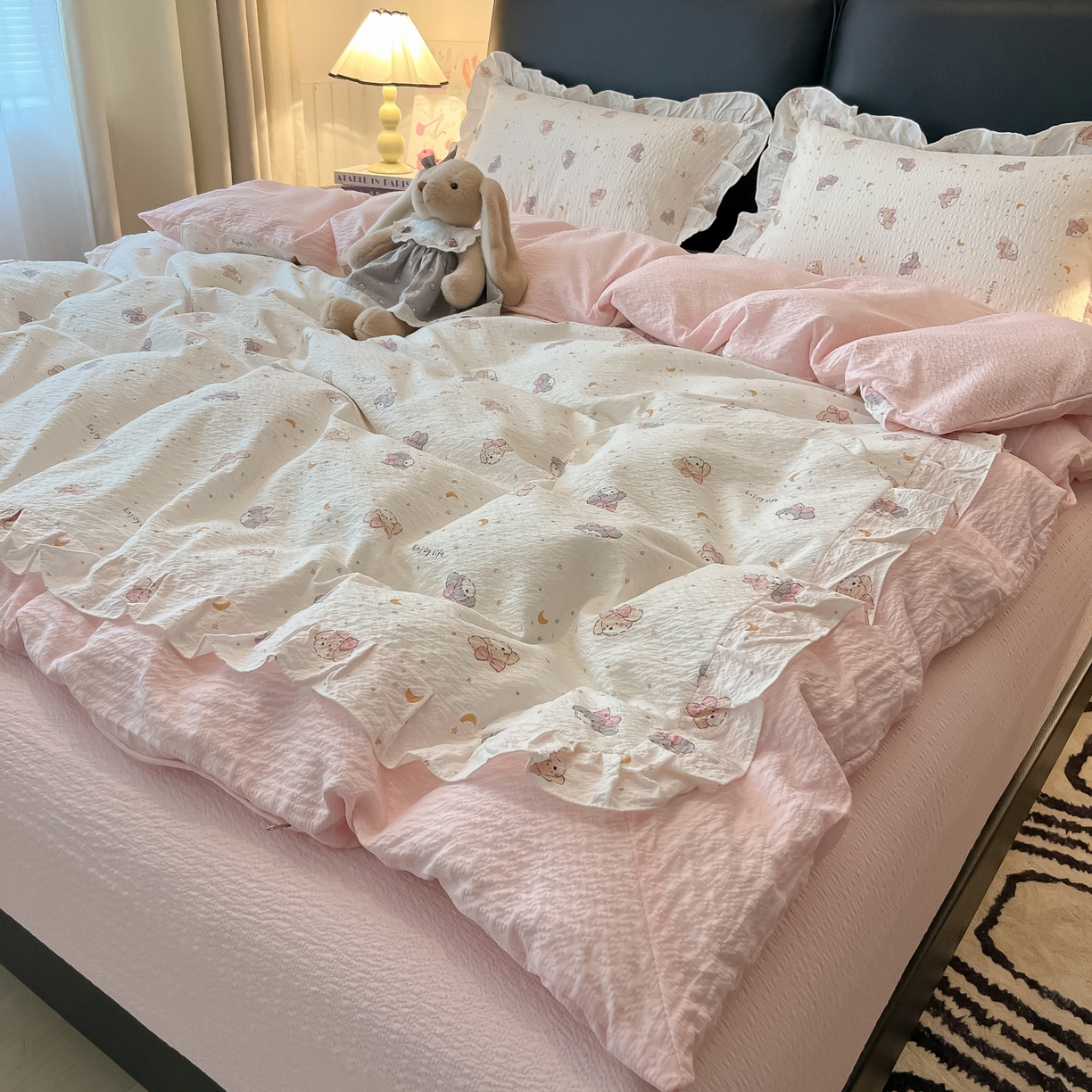91家纺网 家纺一手货源 找家纺 子钦家纺 2026春夏新款提花泡芙棉花边拼角工艺床单床笠四件套-卡哇伊 卡哇伊-蝴蝶结狗