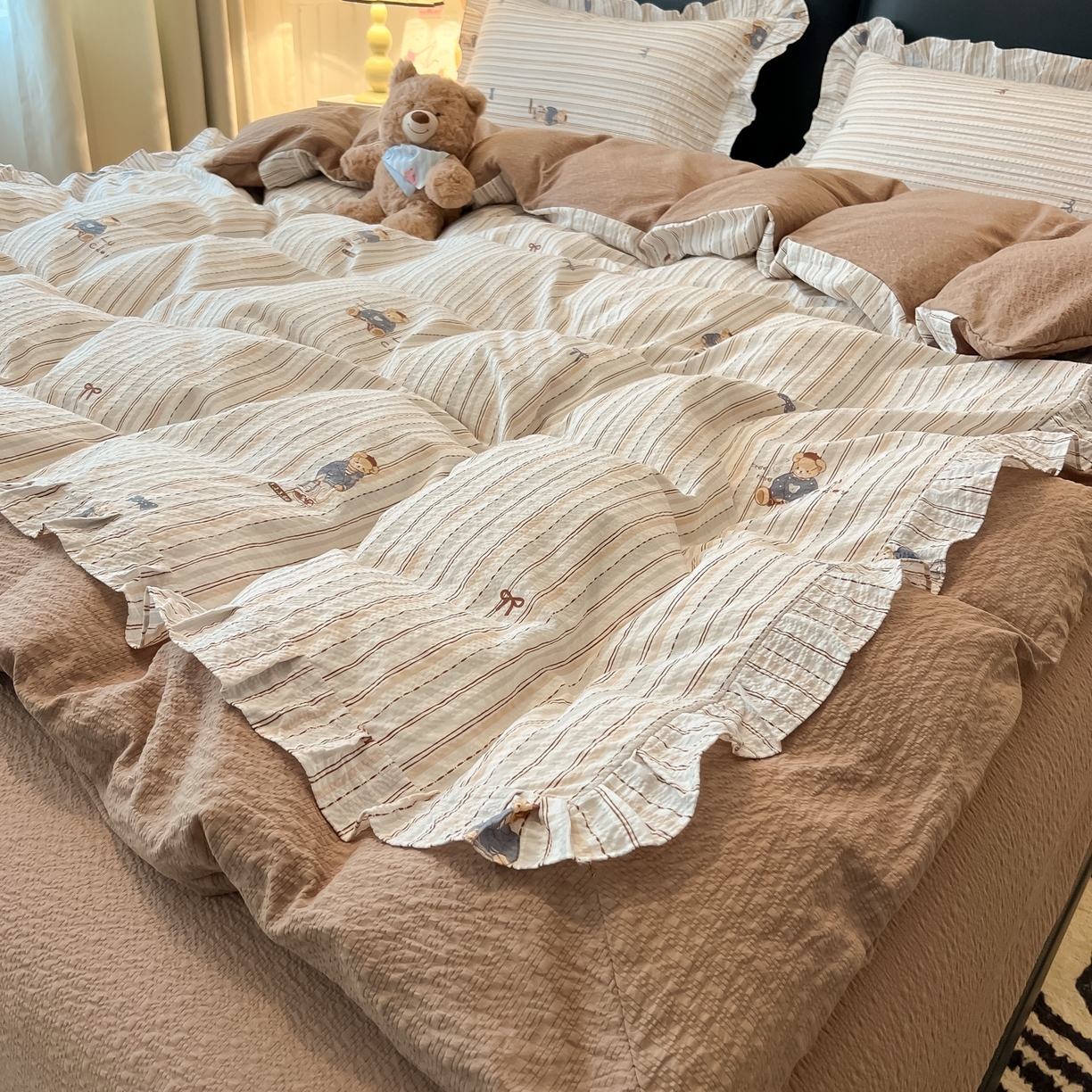 91家纺网 家纺一手货源 找家纺 子钦家纺 2026春夏新款提花泡芙棉花边拼角工艺床单床笠四件套-卡哇伊 卡哇伊-快乐小熊