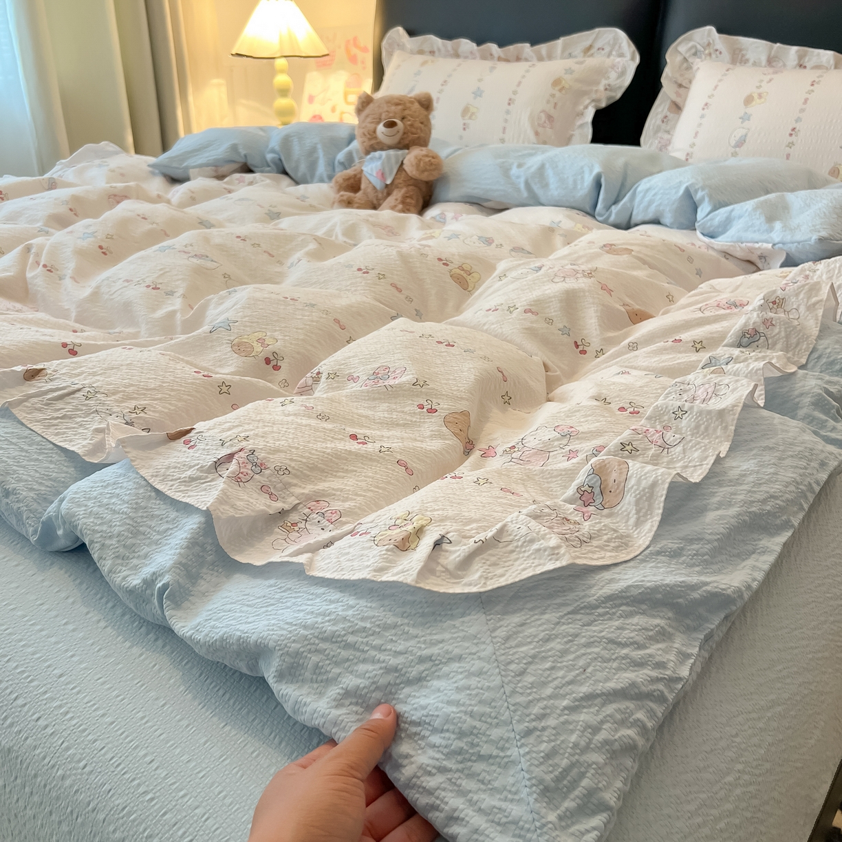 91家纺网 家纺一手货源 找家纺 子钦家纺 2026春夏新款提花泡芙棉花边拼角工艺床单床笠四件套-卡哇伊 卡哇伊-快乐家族