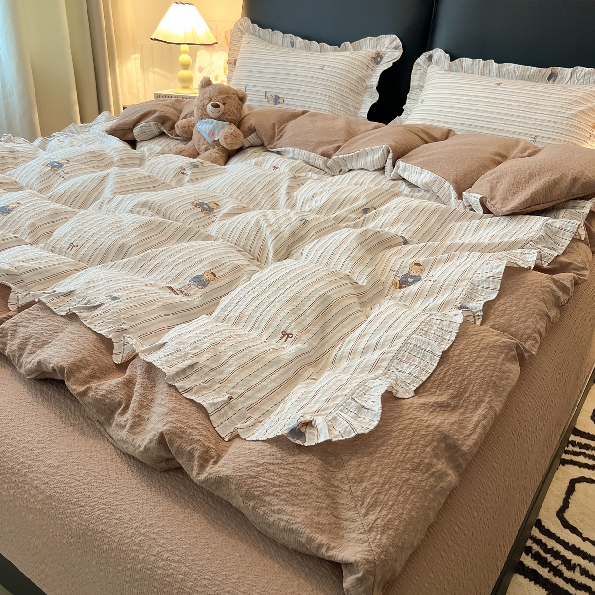 91家纺网 家纺一手货源 找家纺 子钦家纺 2026春夏新款提花泡芙棉花边拼角工艺床单床笠四件套-卡哇伊 卡哇伊-快乐小熊