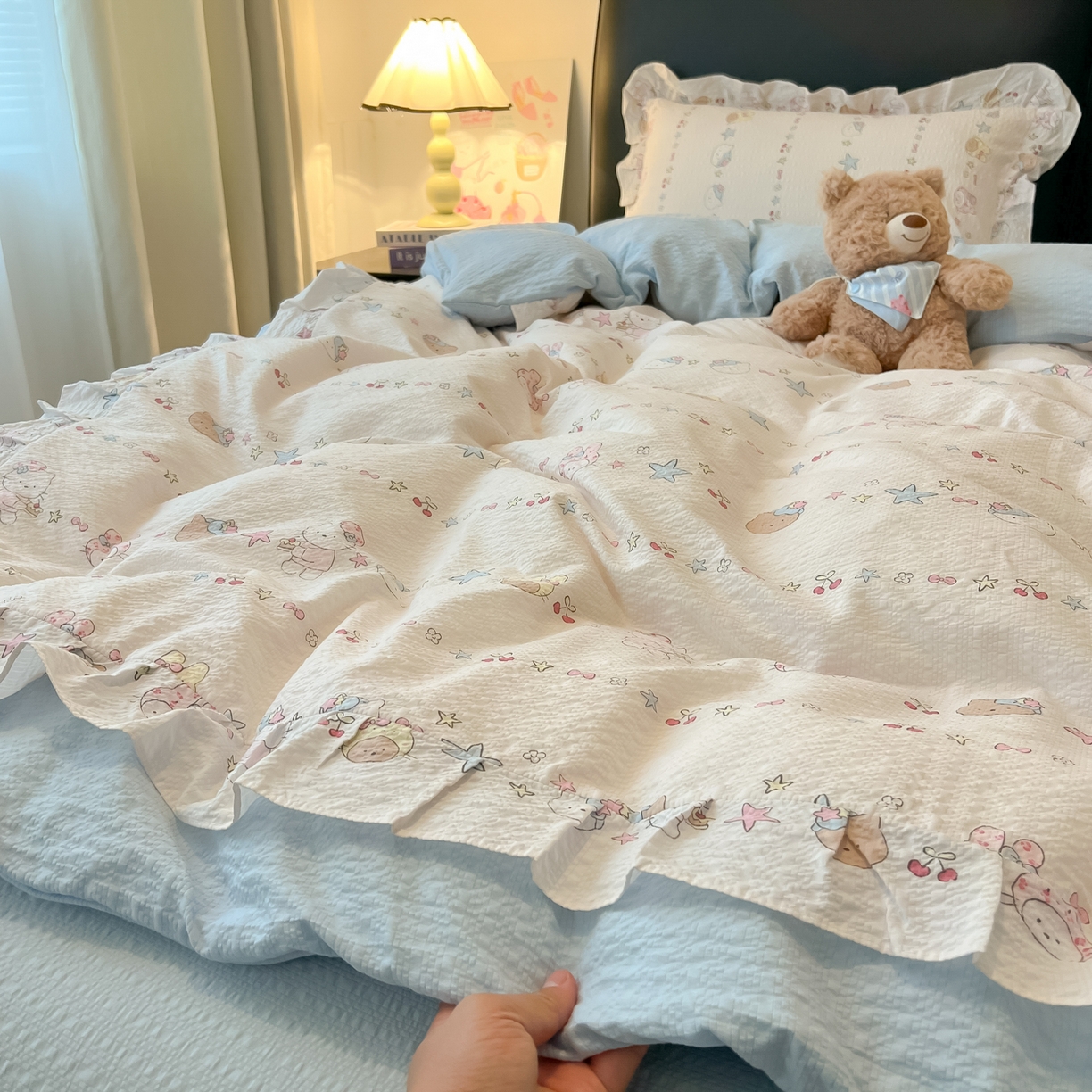 91家纺网 家纺一手货源 找家纺 子钦家纺 2026春夏新款提花泡芙棉花边拼角工艺床单床笠四件套-卡哇伊 卡哇伊-快乐家族