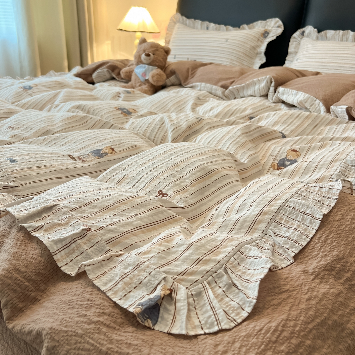 91家纺网 家纺一手货源 找家纺 子钦家纺 2026春夏新款提花泡芙棉花边拼角工艺床单床笠四件套-卡哇伊 卡哇伊-快乐小熊