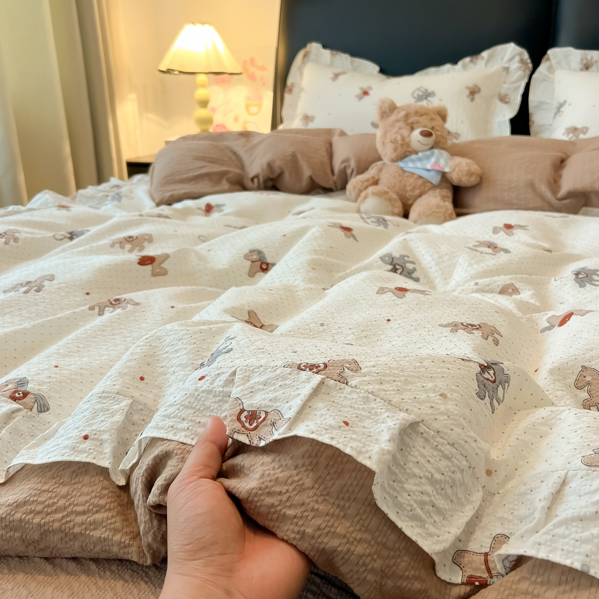 91家纺网 家纺一手货源 找家纺 子钦家纺 2026春夏新款提花泡芙棉花边拼角工艺床单床笠四件套-卡哇伊 卡哇伊-快乐木马