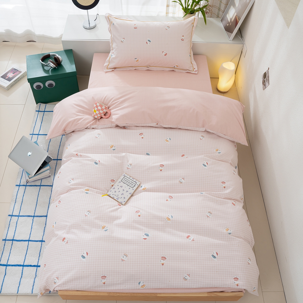 91家纺网 家纺一手货源 找家纺 良佐生活 2026新款A类铂金精梳全棉学生三件套 格纹萌熊