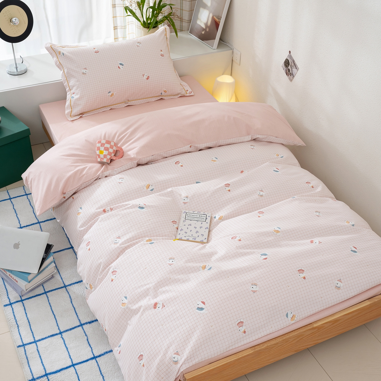 91家纺网 家纺一手货源 找家纺 良佐生活 2026新款A类铂金精梳全棉学生三件套 格纹萌熊