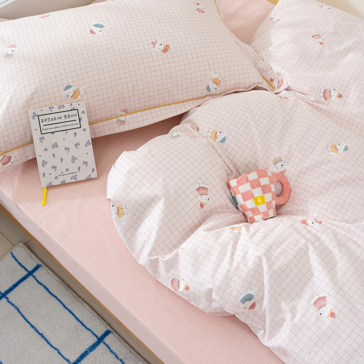 91家纺网 家纺一手货源 找家纺 良佐生活 2026新款A类铂金精梳全棉学生三件套 格纹萌熊