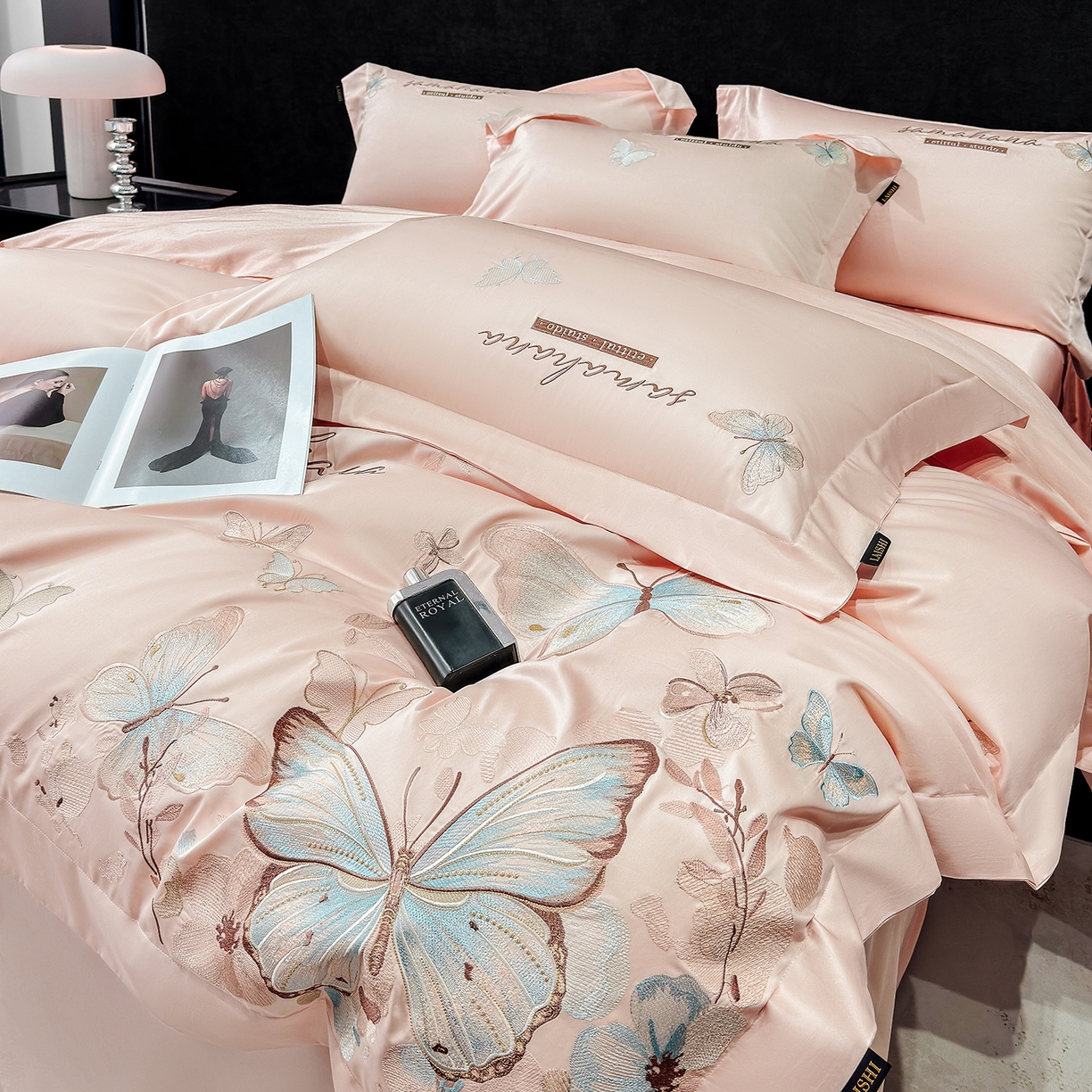 91家纺网 家纺一手货源 找家纺 欣宜家纺 2026新款100支纯棉全棉50x50s贡缎长绒棉刺绣绣花床上四件套【含高端礼盒】-蝶梦系列 轻奢粉