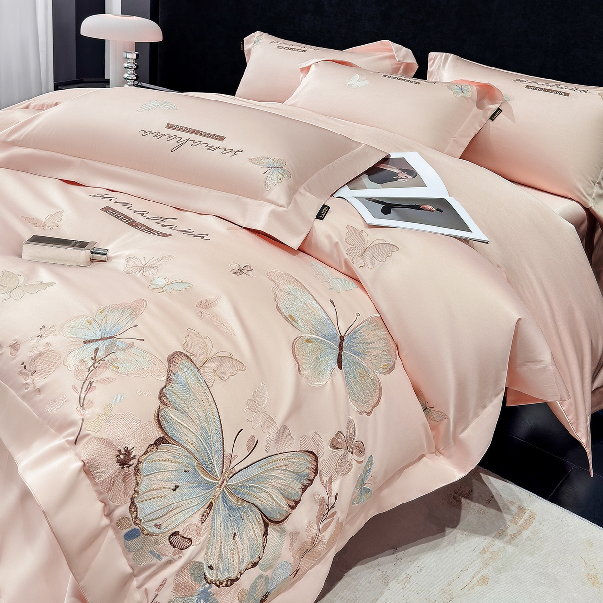 91家纺网 家纺一手货源 找家纺 欣宜家纺 2026新款100支纯棉全棉50x50s贡缎长绒棉刺绣绣花床上四件套【含高端礼盒】-蝶梦系列 轻奢粉