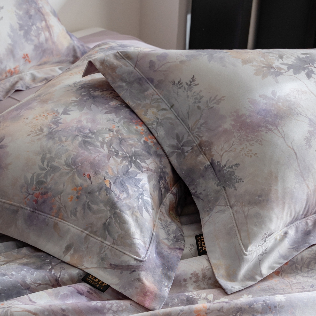 91家纺网 家纺一手货源 找家纺 莱豫家纺 2026新款长绒棉纯棉阿克苏数码印花四件套 花迹紫灰