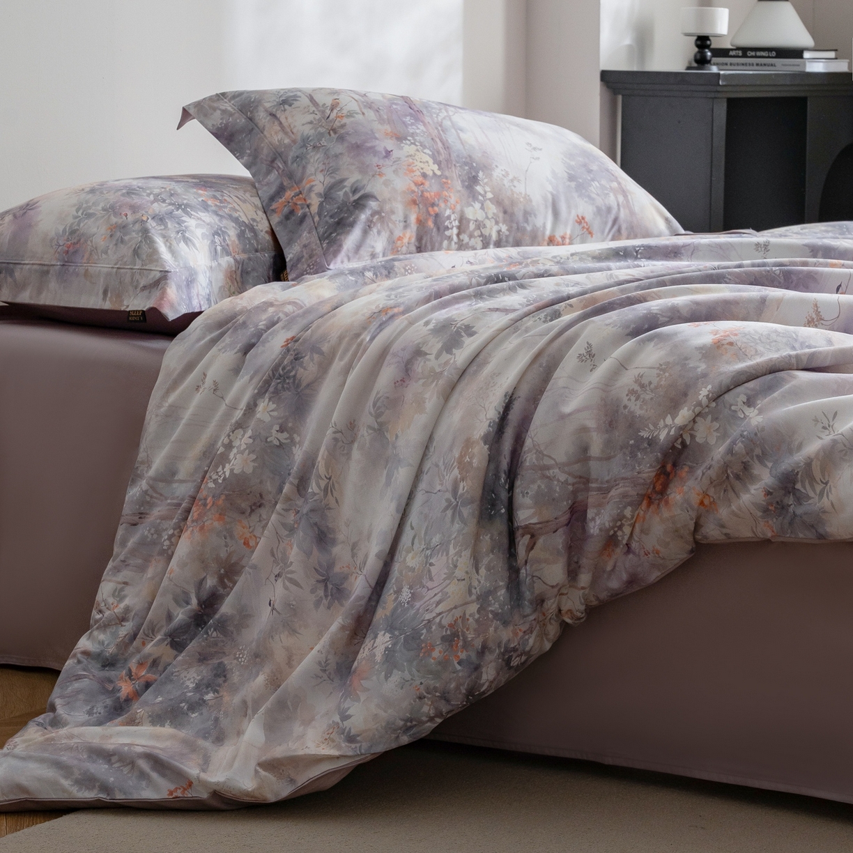 91家纺网 家纺一手货源 找家纺 莱豫家纺 2026新款长绒棉纯棉阿克苏数码印花四件套 花迹紫灰