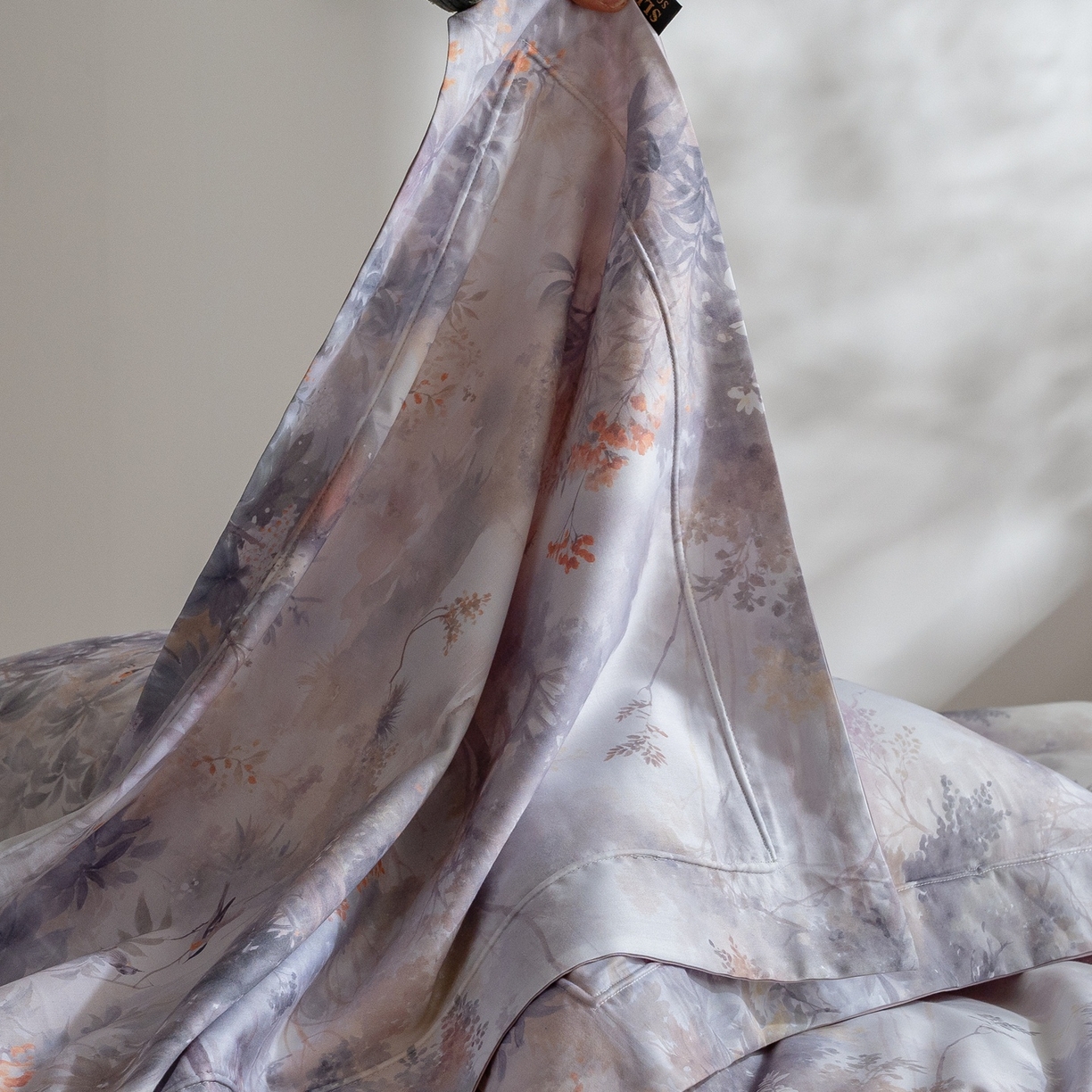 91家纺网 家纺一手货源 找家纺 莱豫家纺 2026新款长绒棉纯棉阿克苏数码印花四件套 花迹紫灰