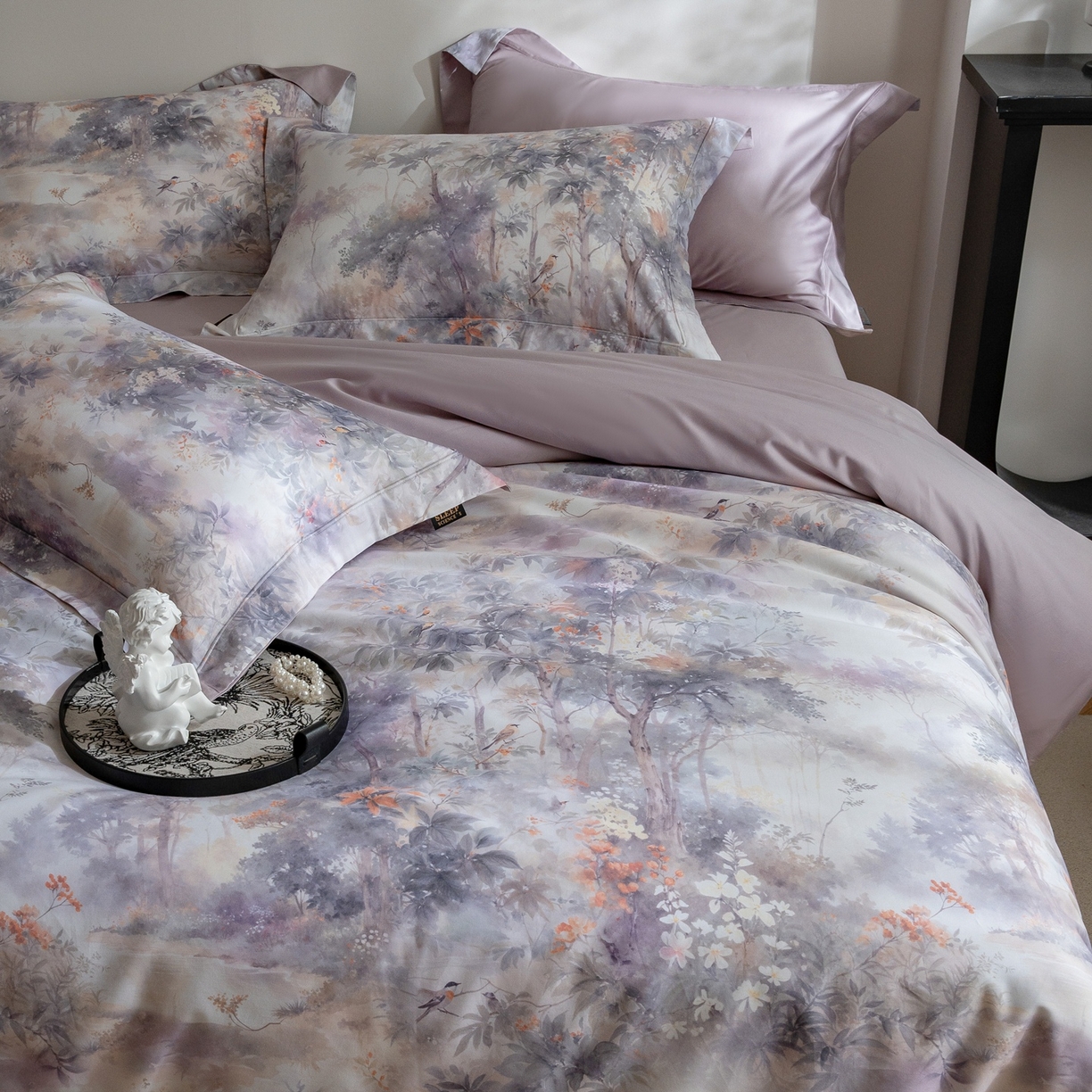 91家纺网 家纺一手货源 找家纺 莱豫家纺 2026新款长绒棉纯棉阿克苏数码印花四件套 花迹紫灰