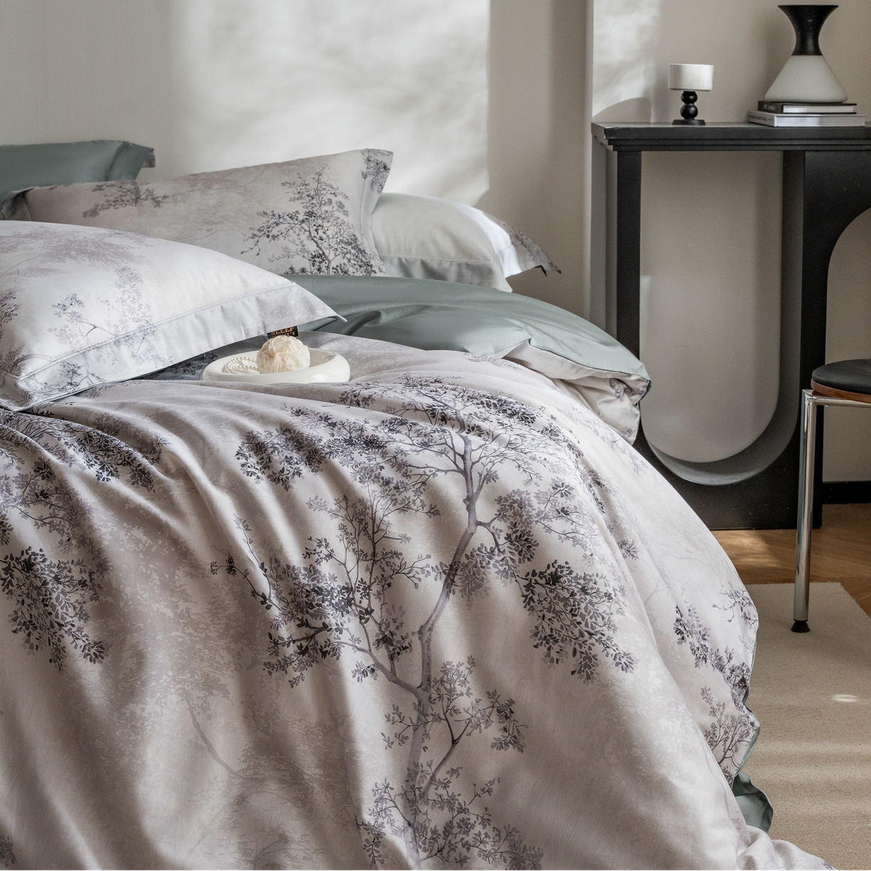 91家纺网 家纺一手货源 找家纺 莱豫家纺 2026新款长绒棉纯棉阿克苏数码印花四件套 木与叁山灰