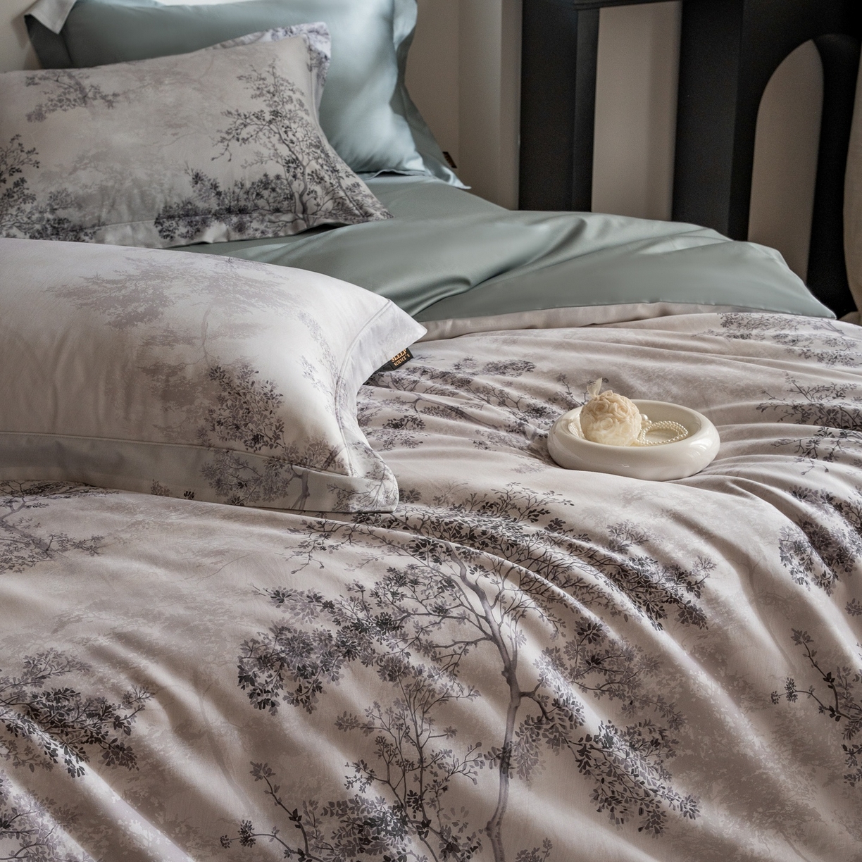 91家纺网 家纺一手货源 找家纺 莱豫家纺 2026新款长绒棉纯棉阿克苏数码印花四件套 木与叁山灰