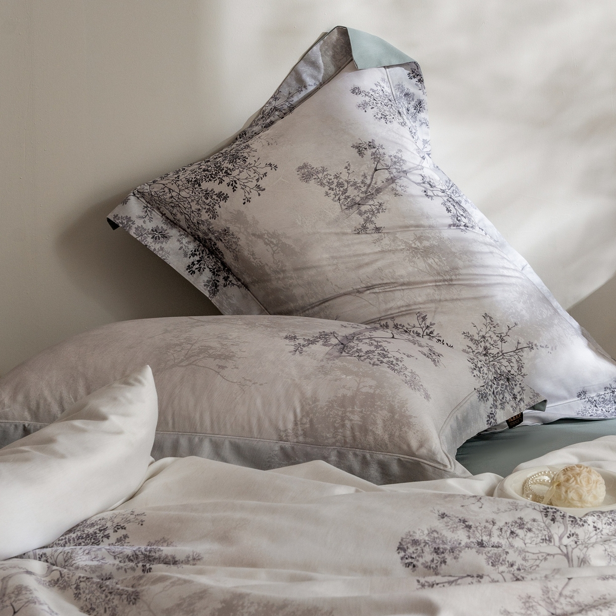 91家纺网 家纺一手货源 找家纺 莱豫家纺 2026新款长绒棉纯棉阿克苏数码印花四件套 木与叁山灰