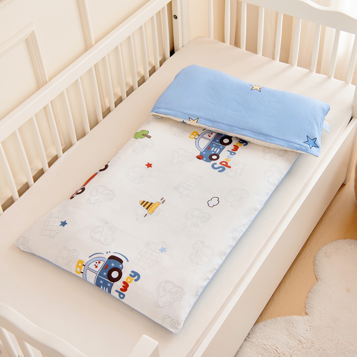 91家纺网 家纺一手货源 找家纺 芭伯妮2025AB版全棉幼儿园三件套儿童被子套件六件套 车车环游记