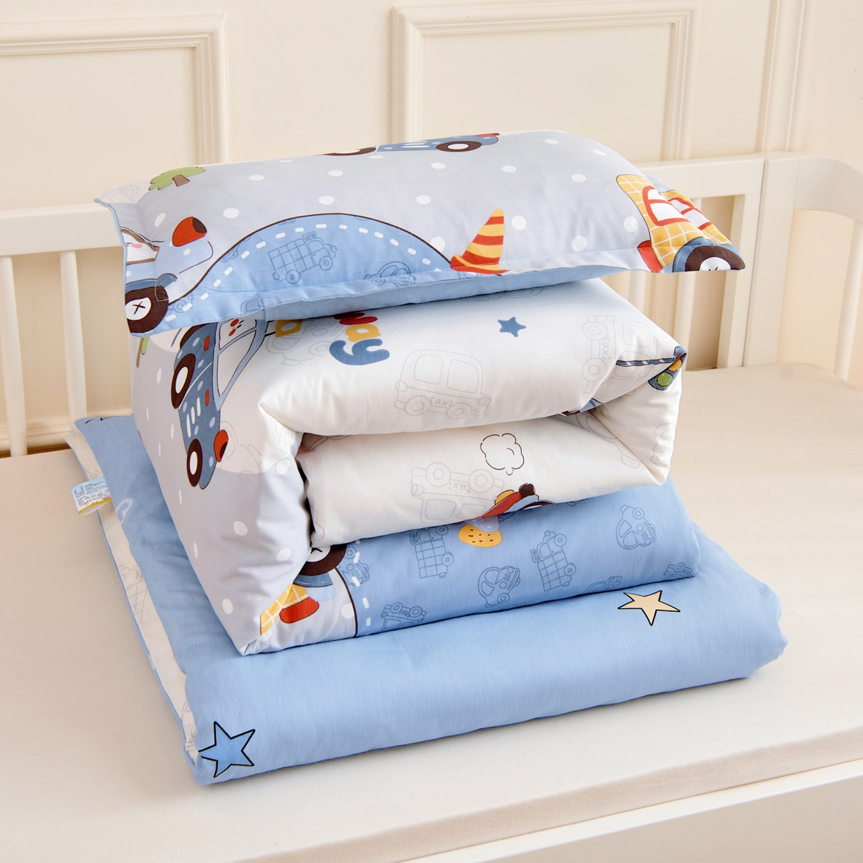 91家纺网 家纺一手货源 找家纺 芭伯妮2025AB版全棉幼儿园三件套儿童被子套件六件套 车车环游记