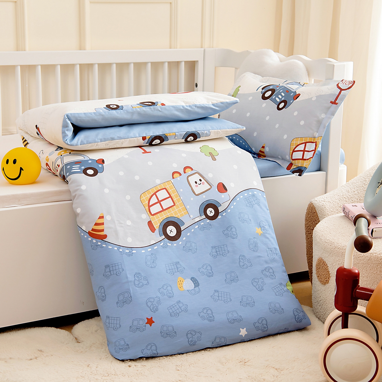 91家纺网 家纺一手货源 找家纺 芭伯妮2025AB版全棉幼儿园三件套儿童被子套件六件套 车车环游记