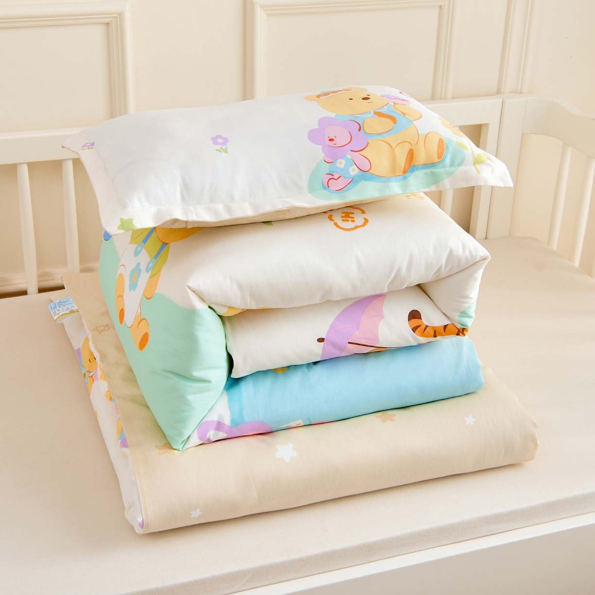 91家纺网 家纺一手货源 找家纺 芭伯妮2025AB版全棉幼儿园三件套儿童被子套件六件套 蜜糖晴天